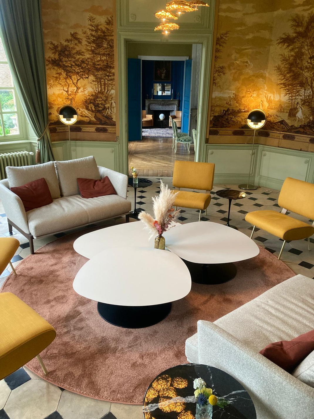 Un salon confortable et chaleureux, tentures et tapis