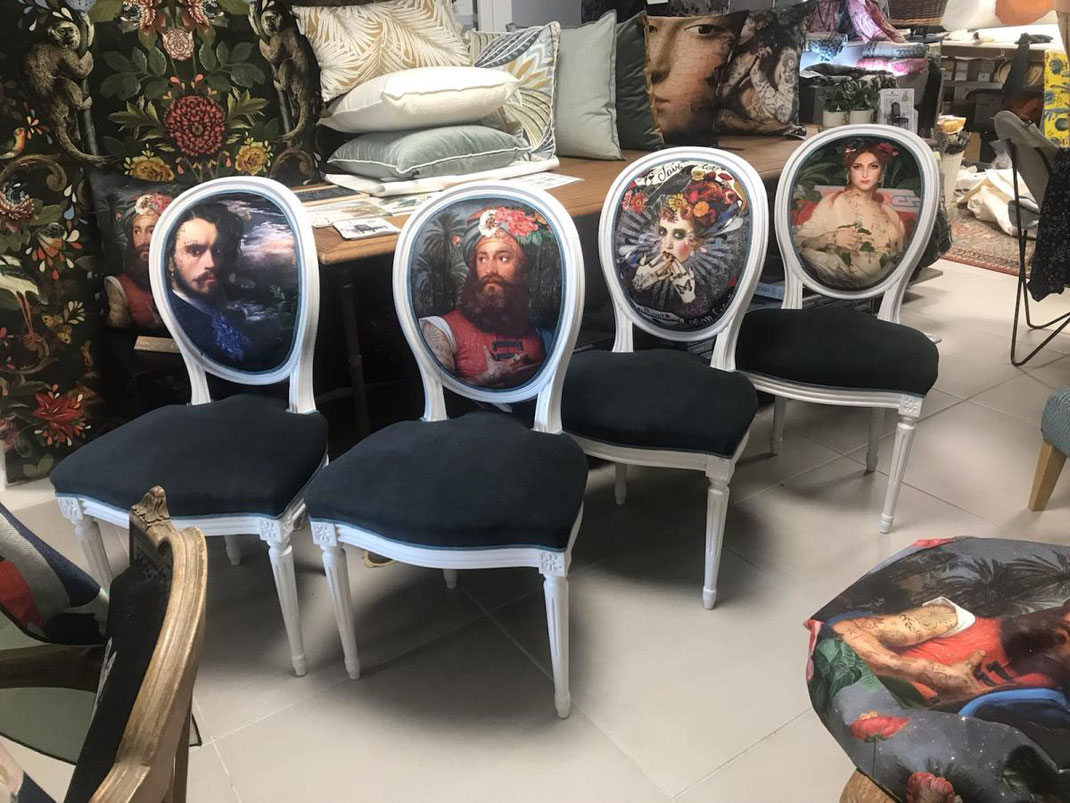 Ensemble de quatre chaises médaillons velours restaurées aux motifs Voglio Bene par Ecoute Bergère