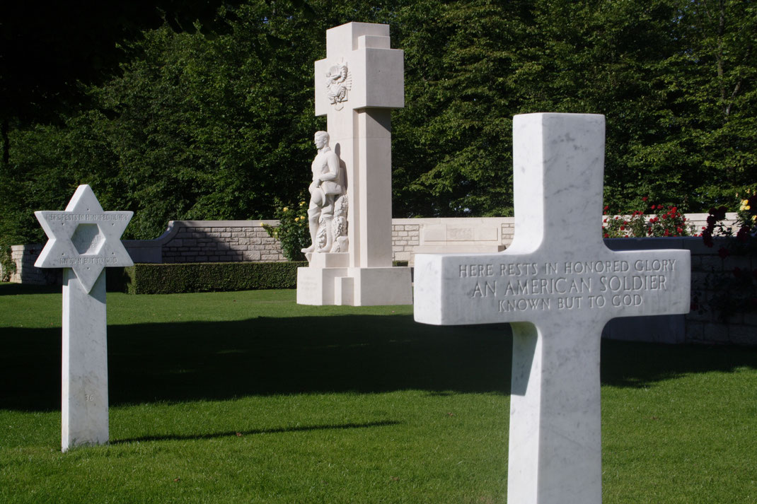 Tombes de soldats inconnus à Thiaucourt - Graves of unknown soldiers in Thiaucourt