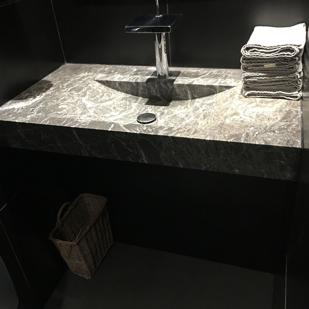 Salle de bain en marbre avec vasque creusée dans la masse marbre des Pyrénées
