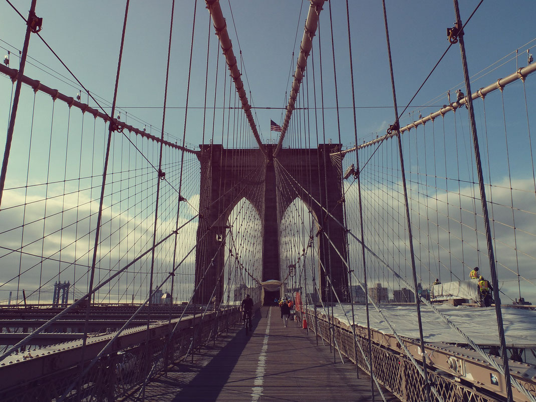 Die Geschichte der Brooklyn Bridge in New York: Blick auf den Fußgängerweg der Brooklyn Bridge in New York. 