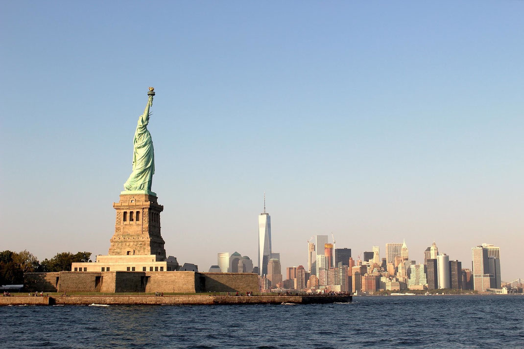 Die Geschichte der Freiheitsstatue in New York: Blick an der Freiheitsstatue vorbei auf Manhattan.
