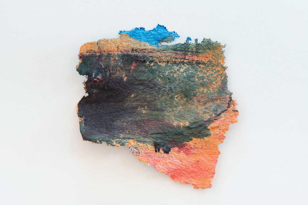 DOG ON THE ÖRESUND BEACH. 2024, c. 60 x 60 cm, paper cast, pulp painting, pigment, ink drawing. photo © www.materialmatters.online / Victoria Gentsch