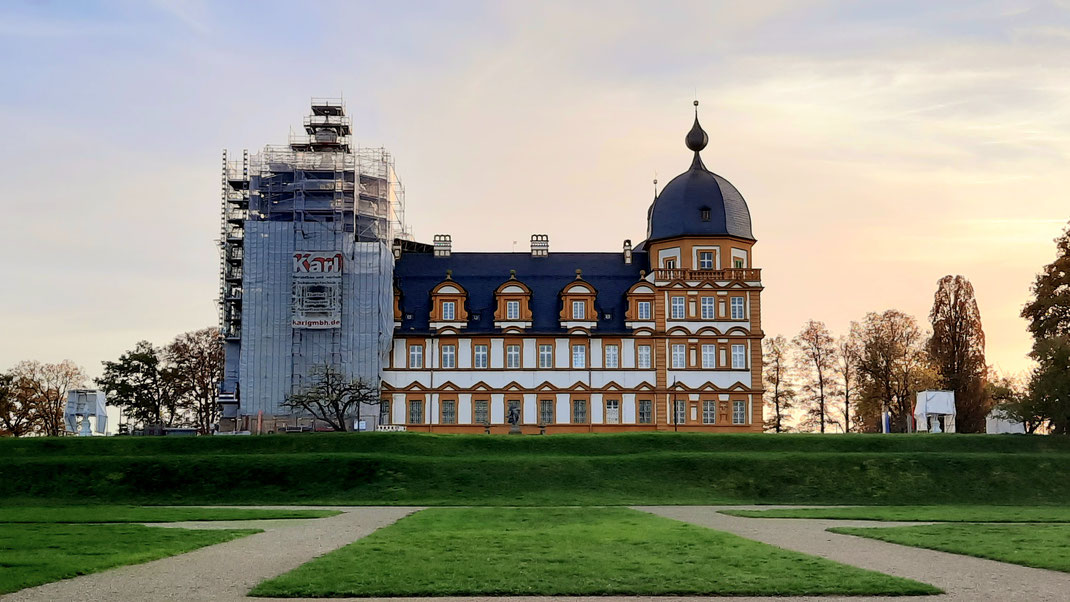 Nordseite des Schlosses, die Bäume der Orangerie auf dem Rasen im Vordergrund sind jetzt, Ende Oktober, weggeräumt
