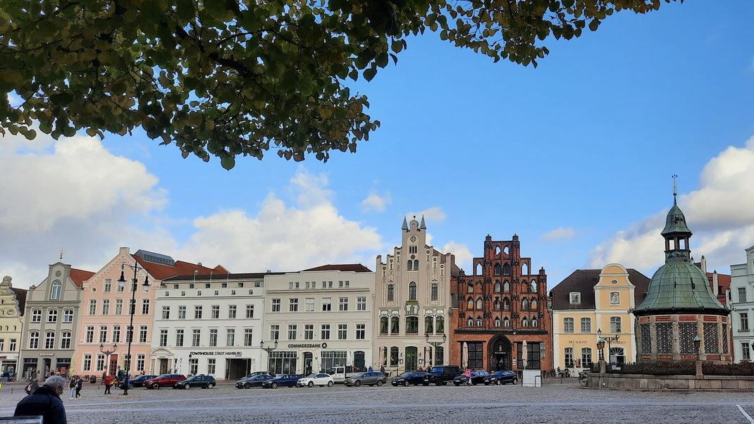 Alter Schwede (eines der ältesten Bürgerhäuser Wismars), Reuterhaus und Wasserkunst (Wahrzeichen Wismars, das Brunnenhaus) am größten Marktplatz Norddeutschlands