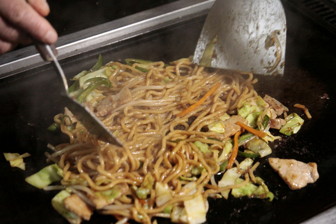 焼きそばを焼いている写真