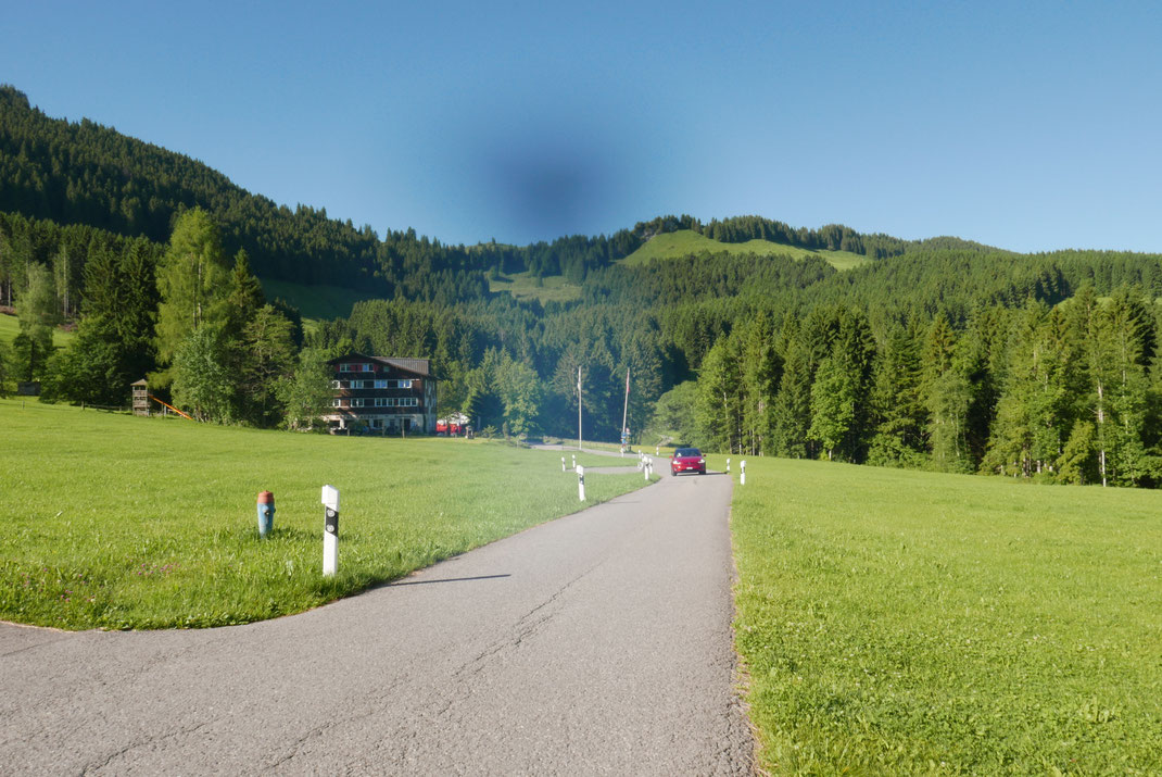 Im Nirwana von Appenzell (mit blauem Foto-Fehler): Das Hotel Kaubad ist weit ab vom Schuss. Herrlich. 