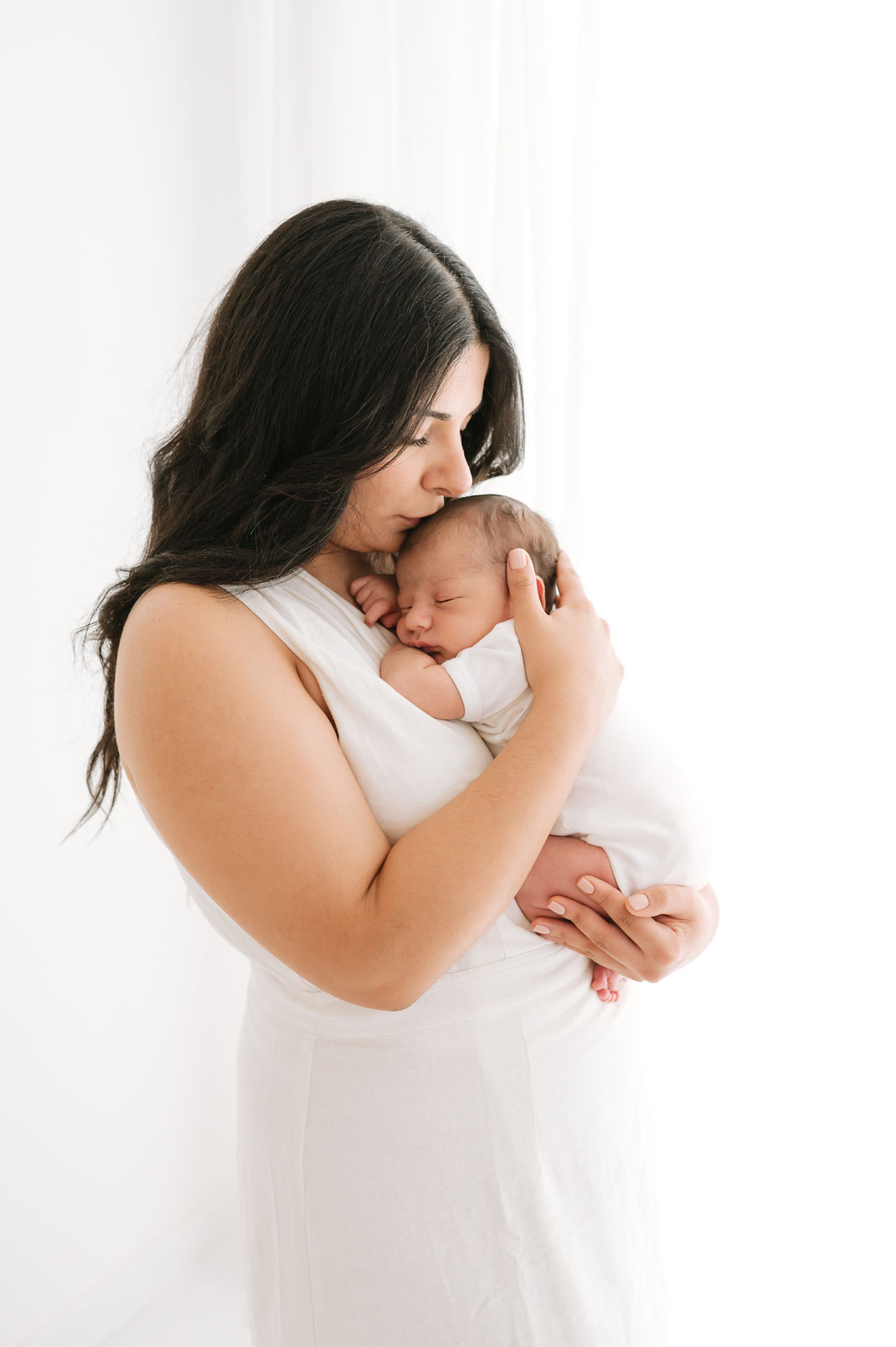 seance photo naissance au studio Brignoles - photographe de naissance au naturel et épuré - Le Val / Brignoles / Saint maximim la sainte baume / photographe naissance var 