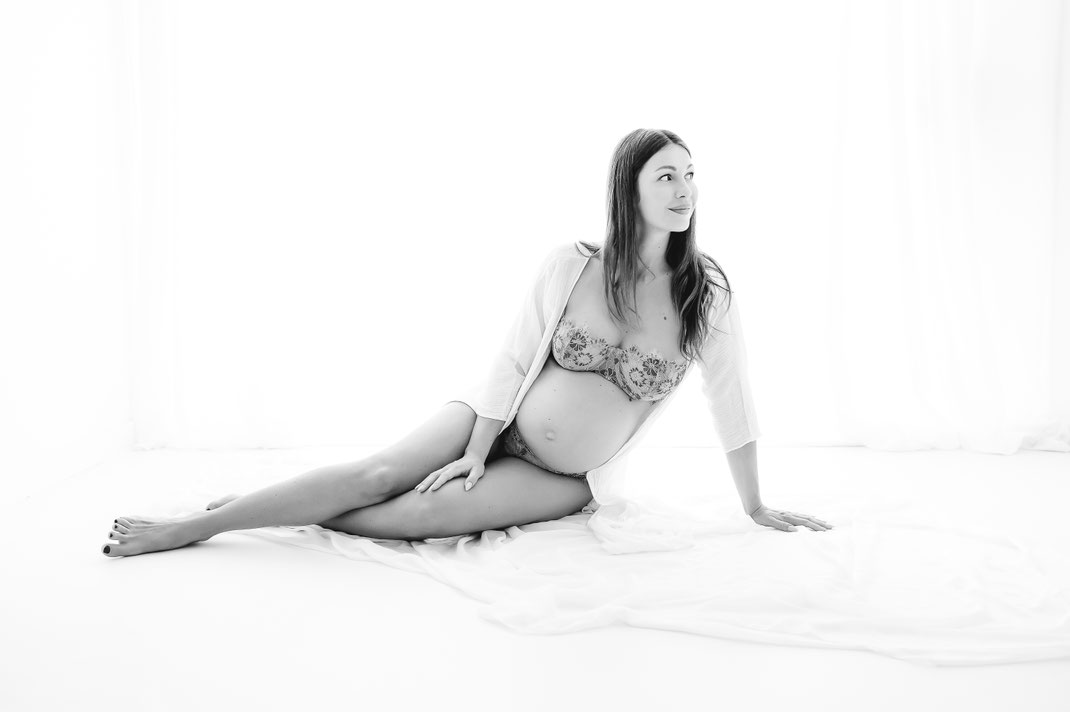 Séance grossesse studio et extérieur à l'oliveraie - futurs parents - muriel mees photographe - photo lingerie 