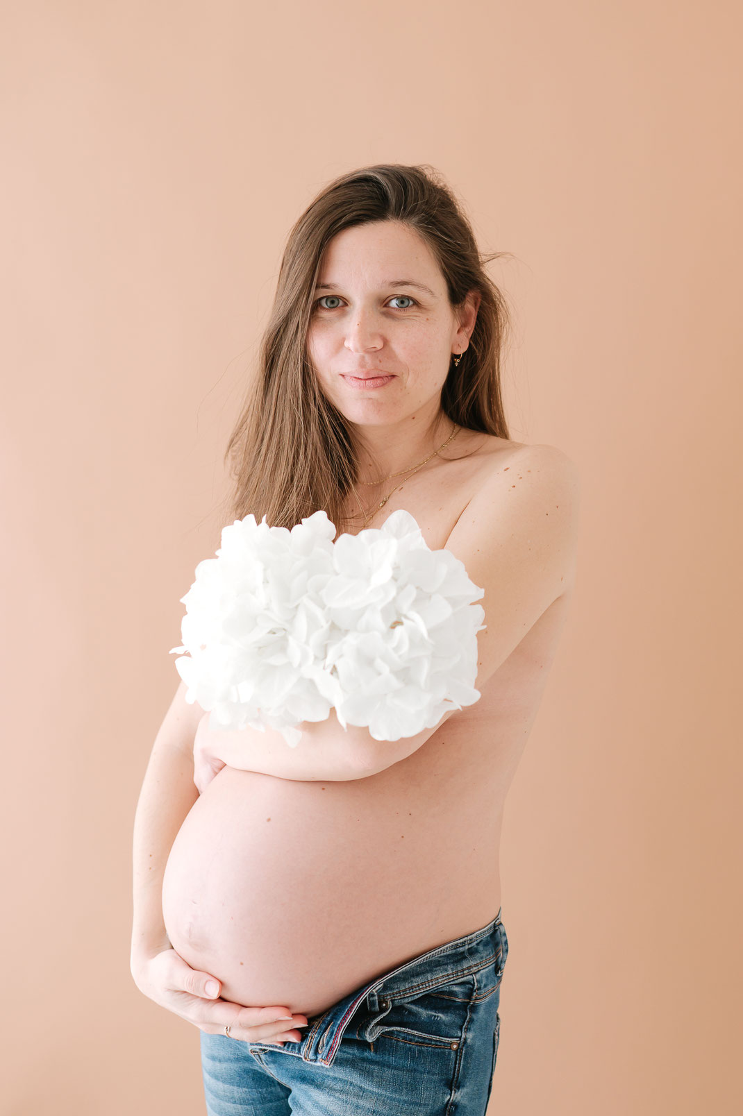 photographe brignoles seance photo grossesse studio photo naturelle shooting grossesse naturel couple femme enceinte future maman