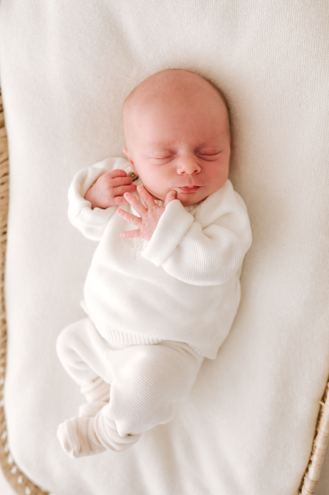 Séance photo naissance de Lou réalisée en studio par Muriel Mees, photographe à Brignoles, bébé endormi dans une ambiance douce et naturelle