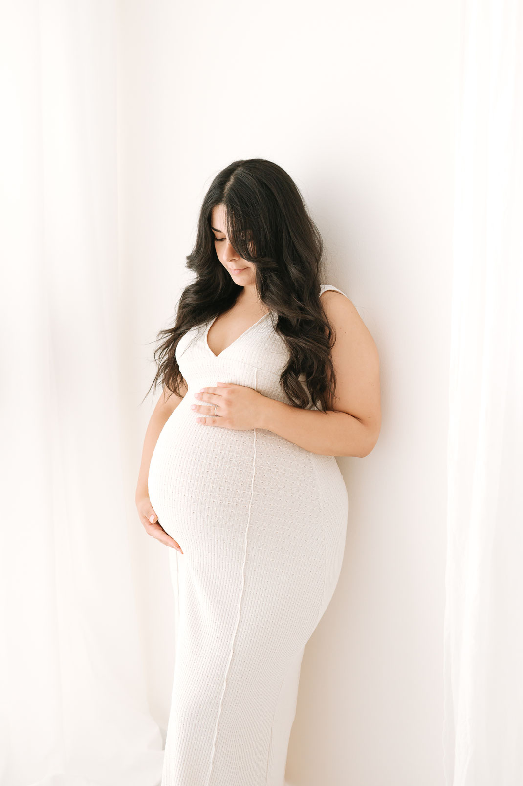 couple studio futurs parents en attendant bébé seance grossesse lumineuse studio photo muriel mees brignoles photographe près de toulon 