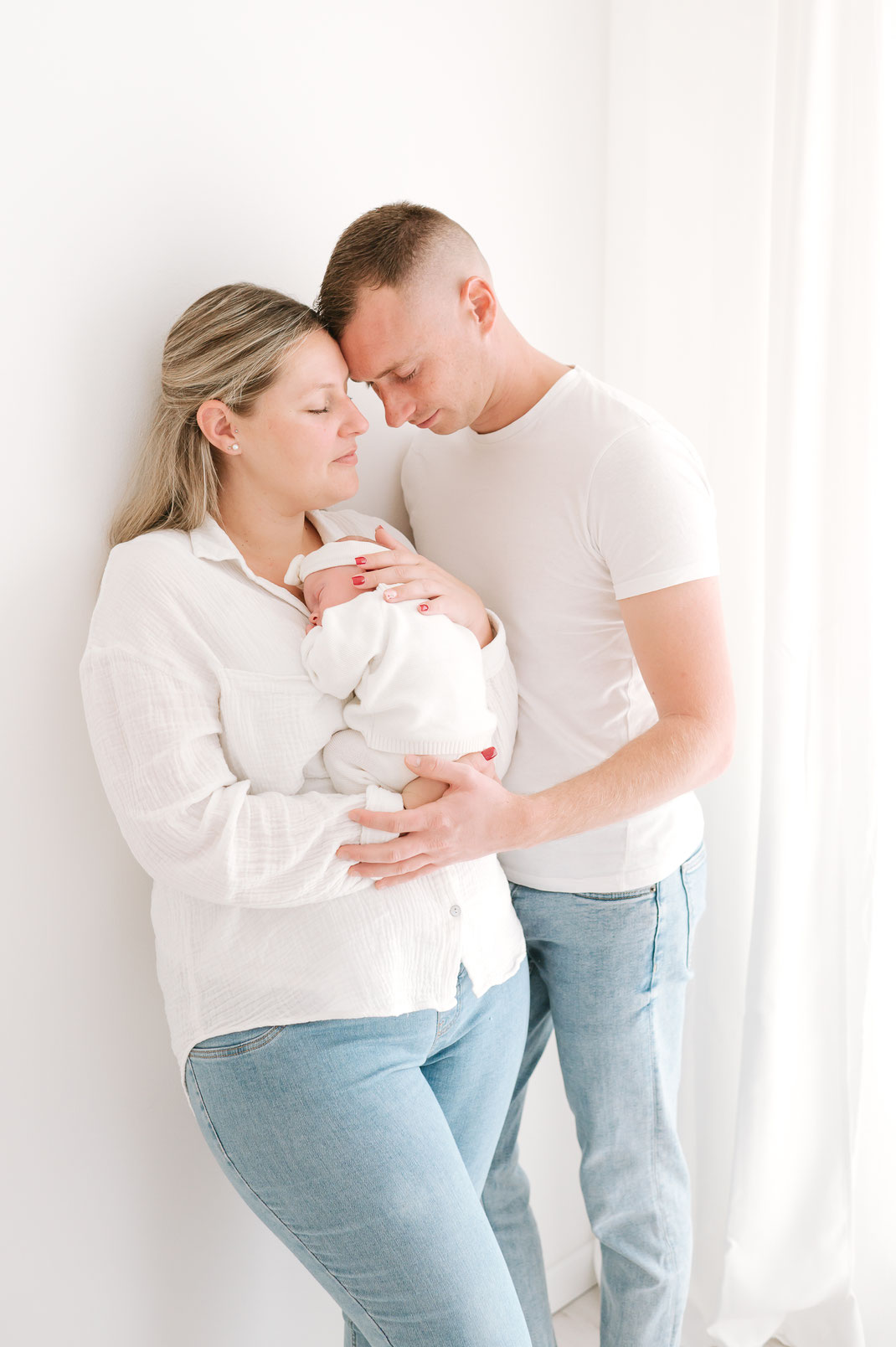 Séance photo naissance de Lou réalisée en studio par Muriel Mees, photographe à Brignoles, bébé endormi dans une ambiance douce et naturelle