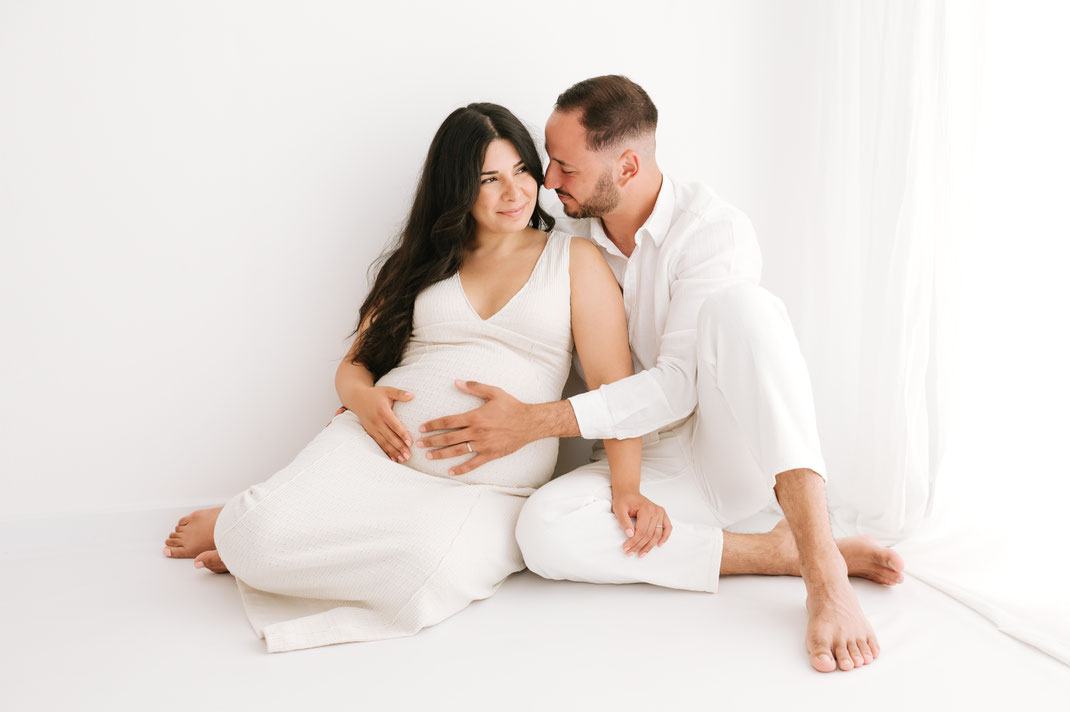 couple studio futurs parents en attendant bébé seance grossesse lumineuse studio photo muriel mees brignoles photographe près de toulon 