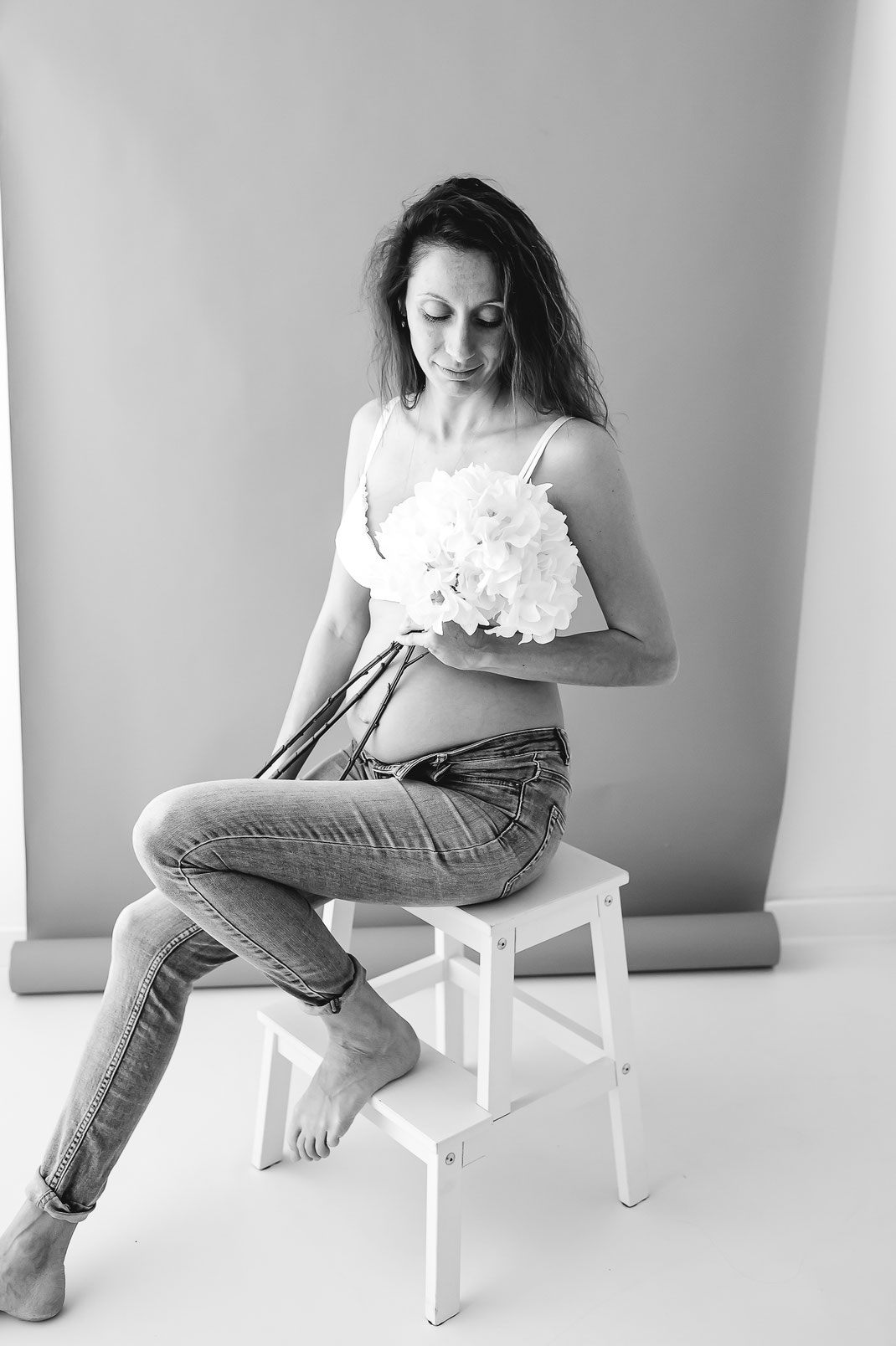 photographe brignoles seance photo grossesse studio photo naturelle shooting grossesse naturel couple femme enceinte future maman