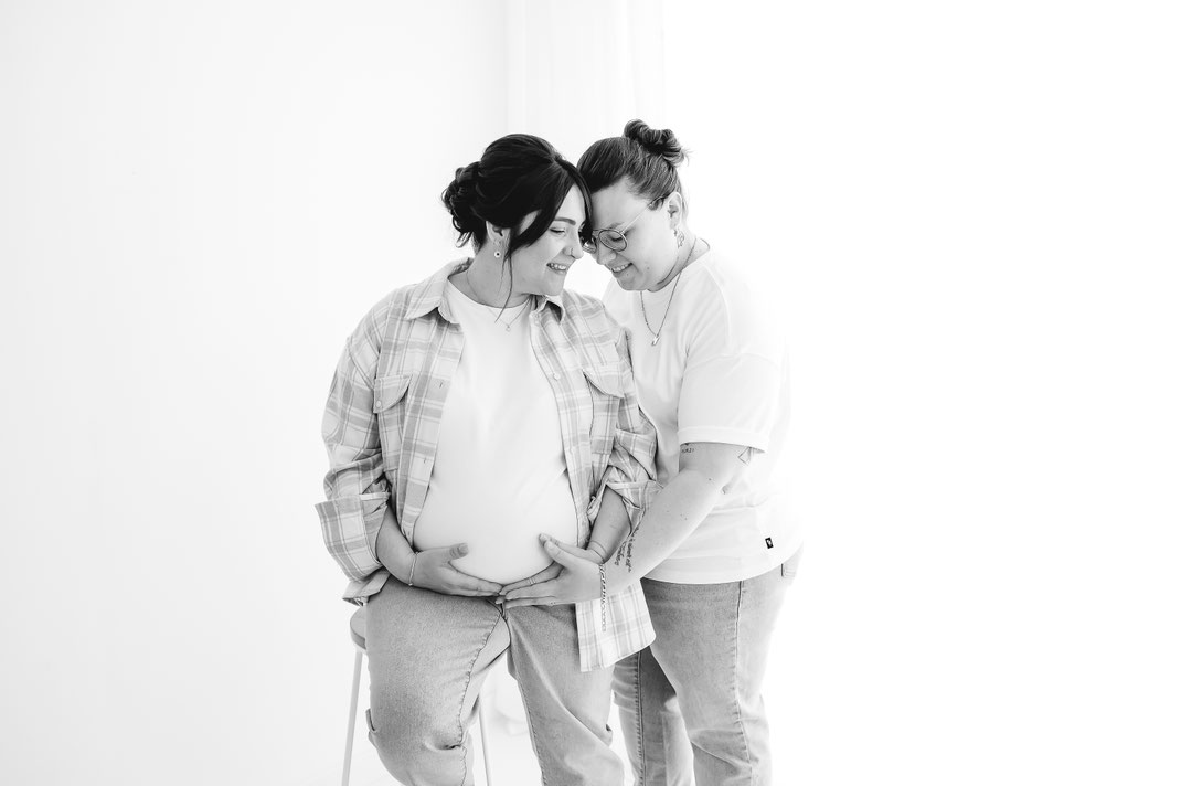 Muriel Mees Photographie — séance maternité en studio à Brignoles, futures mamans en noir et blanc - seance photo naturelle 