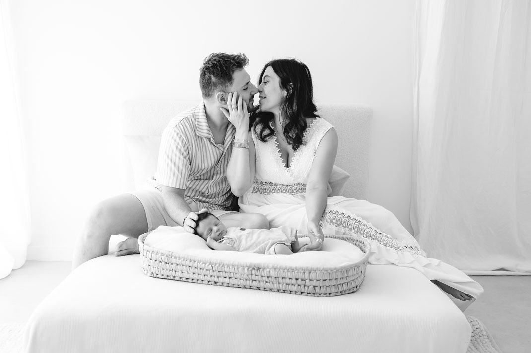 seance naissance au studio - seance photo naturelle du bébé - muriel mees photographe brignoles