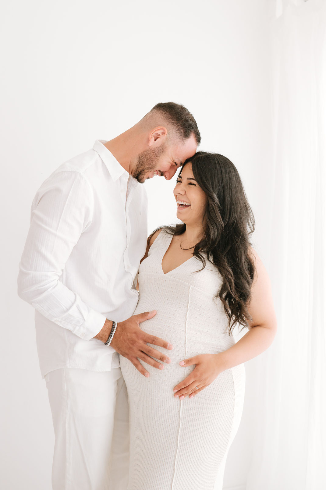 couple studio futurs parents en attendant bébé seance grossesse lumineuse studio photo muriel mees brignoles photographe près de toulon 