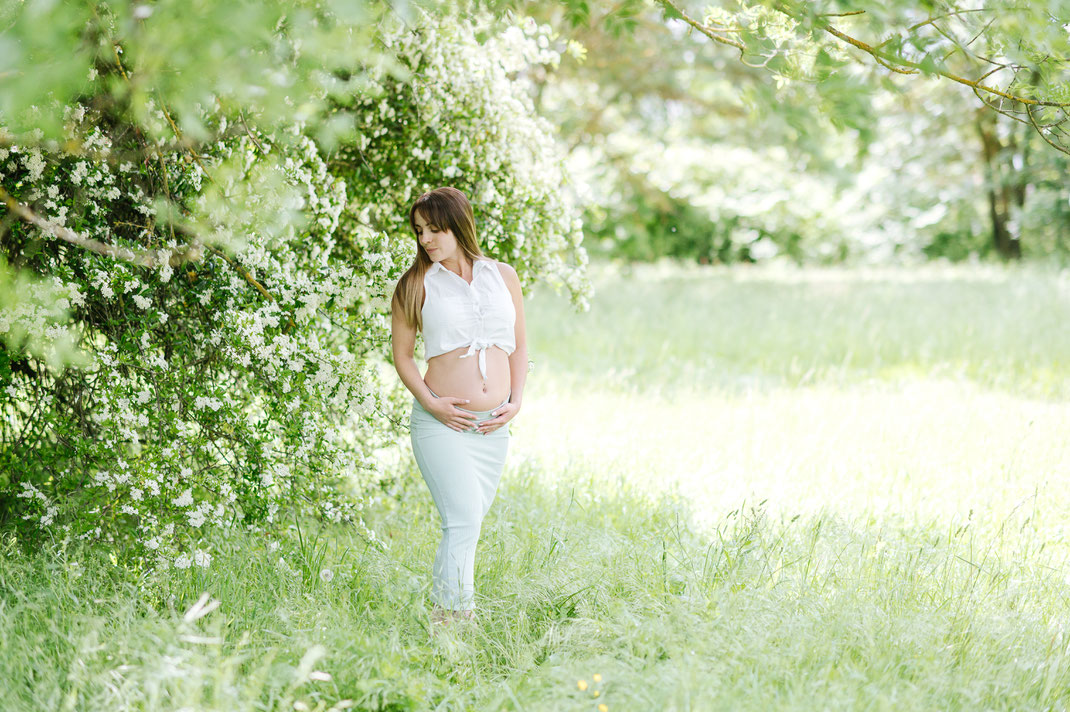 Future maman en séance photo grossesse en extérieur à Brignoles, avec un décor naturel baigné de lumière douce, près de Saint-Maximin-la-Sainte-Baume et Cuers, illustrant la beauté et la tendresse de la maternité en Provence-Alpes-Côte d’Azur Var