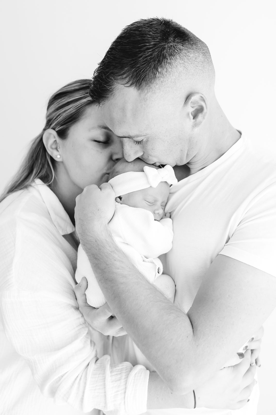 Séance photo naissance de Lou réalisée en studio par Muriel Mees, photographe à Brignoles, bébé endormi dans une ambiance douce et naturelle