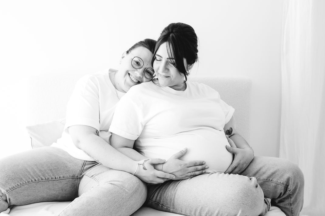 Muriel Mees Photographie — séance maternité en studio à Brignoles, futures mamans en noir et blanc - seance photo naturelle 