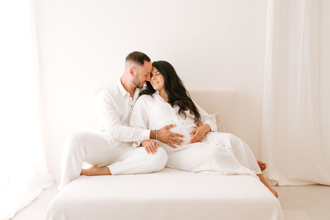 couple studio futurs parents en attendant bébé seance grossesse lumineuse studio photo muriel mees brignoles photographe près de toulon 