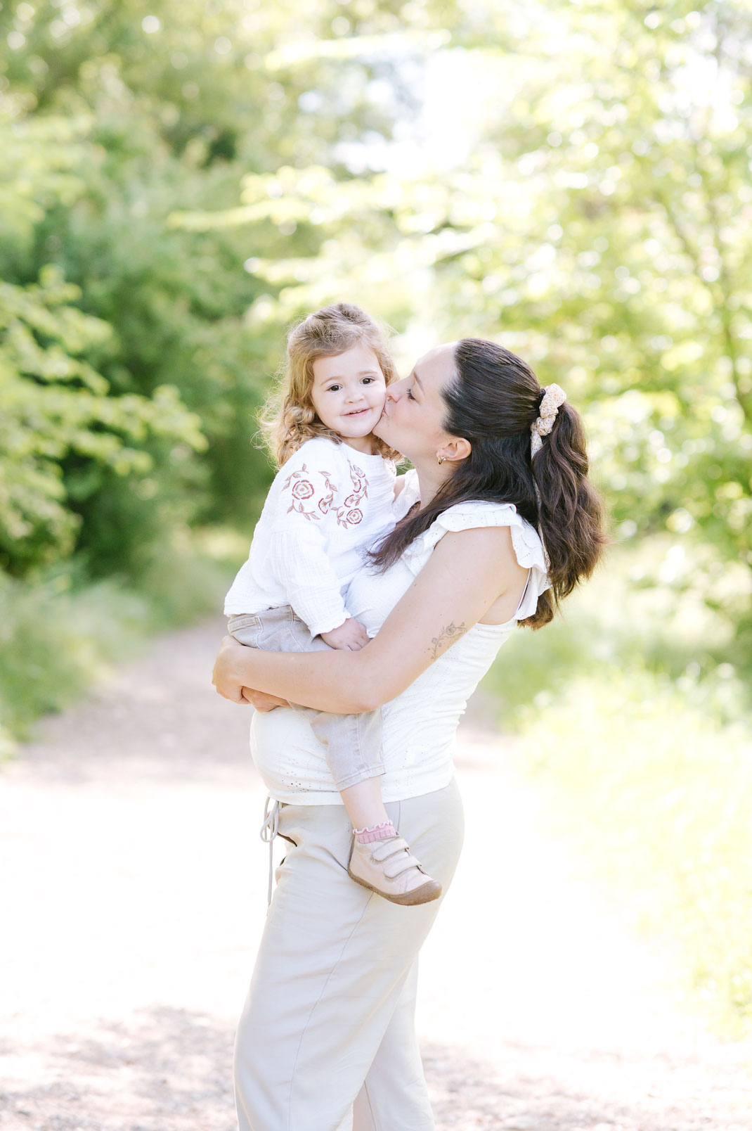 future maman a deux pas du studio muriel mees photographe brignoles moment complice maman enfant endant seance photo grossesse extérieur