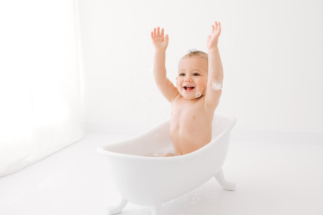 séance photo studio bébé enfant bain de mousse photo simple et naturelle bébé famille 