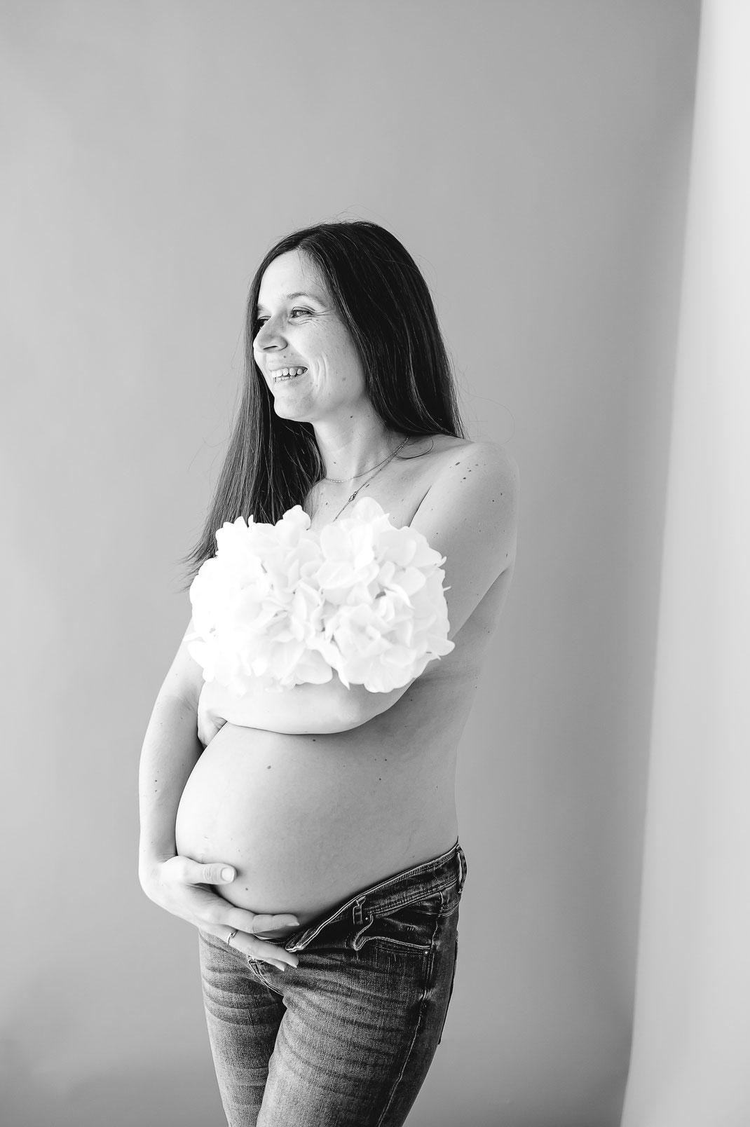 photographe brignoles seance photo grossesse studio photo naturelle shooting grossesse naturel couple femme enceinte future maman