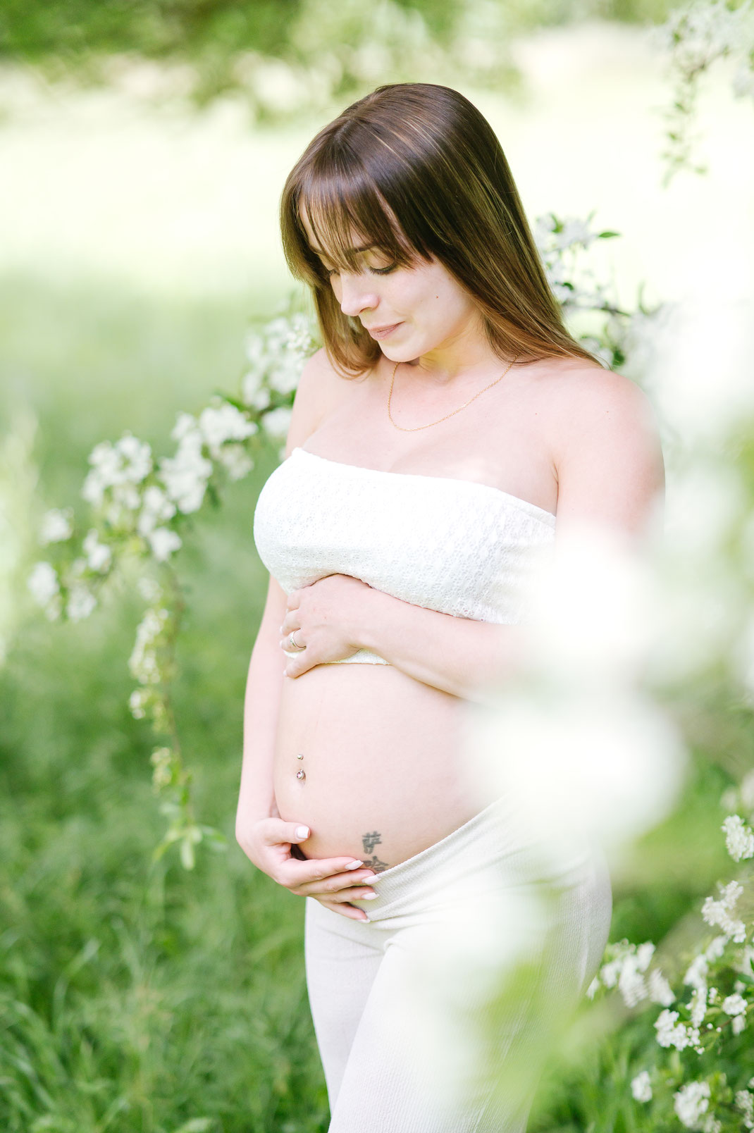 Future maman en séance photo grossesse en extérieur à Brignoles, avec un décor naturel baigné de lumière douce, près de Saint-Maximin-la-Sainte-Baume et Cuers, illustrant la beauté et la tendresse de la maternité en Provence-Alpes-Côte d’Azur Var