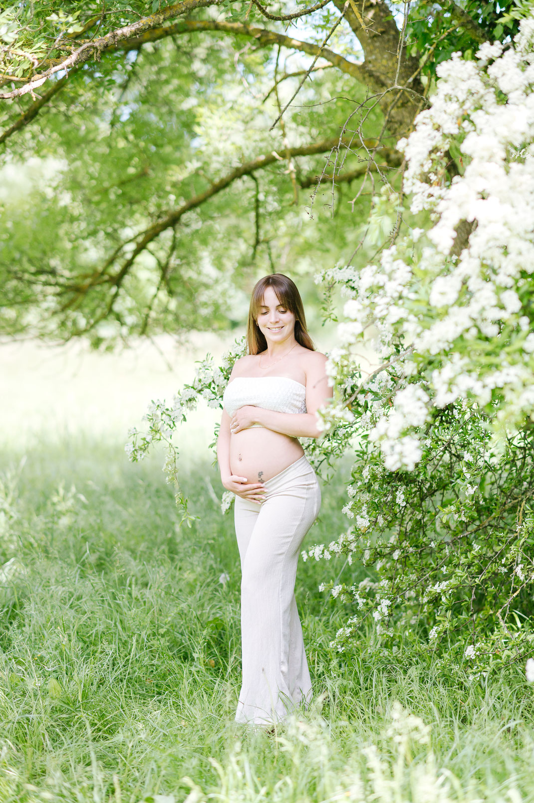 Future maman en séance photo grossesse en extérieur à Brignoles, avec un décor naturel baigné de lumière douce, près de Saint-Maximin-la-Sainte-Baume et Cuers, illustrant la beauté et la tendresse de la maternité en Provence-Alpes-Côte d’Azur Var