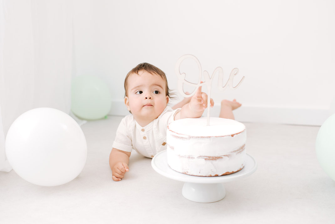 Séance anniversaire au studio muriel mees photographe photo de bébé et famille naturelle premier anniversaire brignoles 