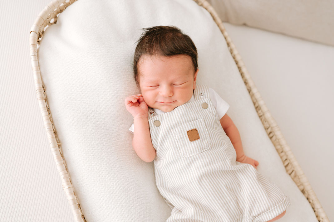 seance naissance au studio - seance photo naturelle du bébé - muriel mees photographe brignoles