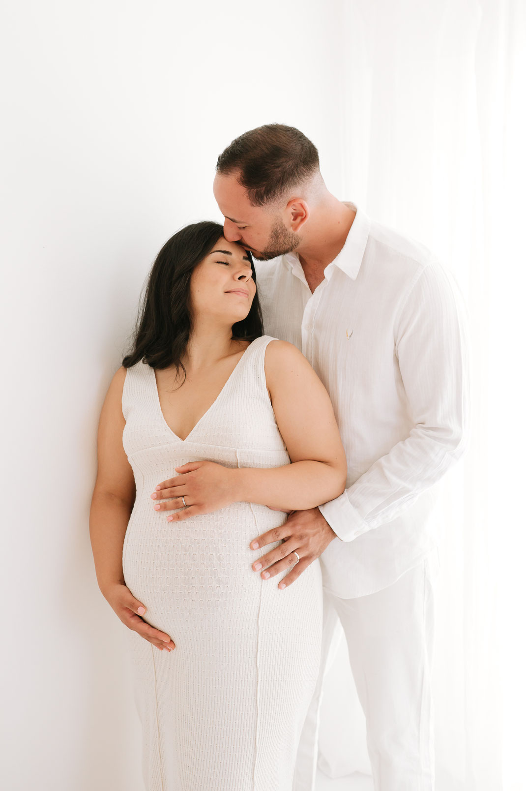 couple studio futurs parents en attendant bébé seance grossesse lumineuse studio photo muriel mees brignoles photographe près de toulon 