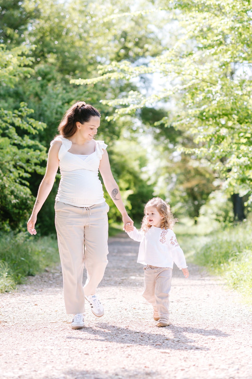 future maman a deux pas du studio muriel mees photographe brignoles moment complice maman enfant endant seance photo grossesse extérieur