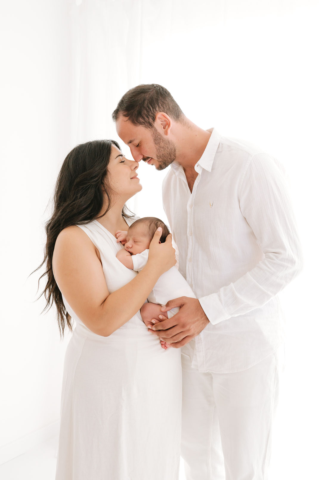 seance photo naissance au studio Brignoles - photographe de naissance au naturel et épuré - Le Val / Brignoles / Saint maximim la sainte baume / photographe naissance var 