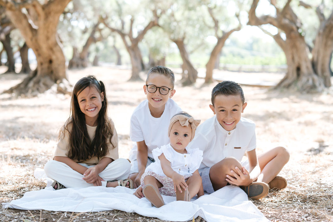 seance famille à L'oliveraie - seance photo en extérieur - famille - photographe var Muriel mees 