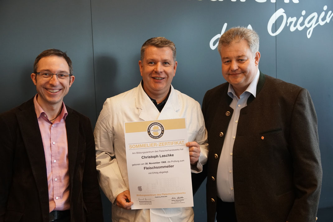 Christoph Laschke mit dem Fleischsommelier-Zertifikat, Konrad Annon jun und Anton Schreistetter