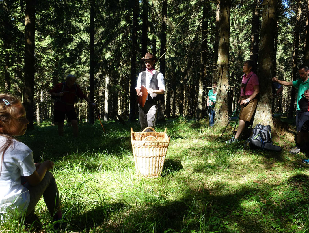 Bärwurzduft und Arnikablüte: Wäldlertour am Rennsteig - Rast im Wald auf einem alten Meilerplatz