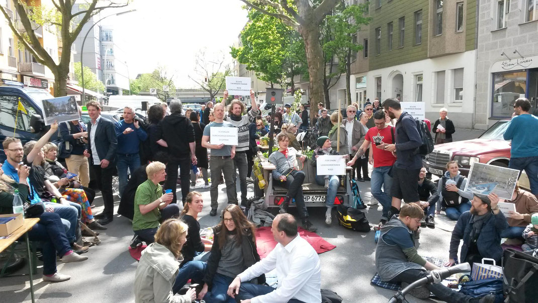 Fordern, dass ihre Fahrradstraße endlich auch eine Fahrradstraße wird: Demonstranten in der Prinzregentenstraße.Foto: Stefan Jacobs