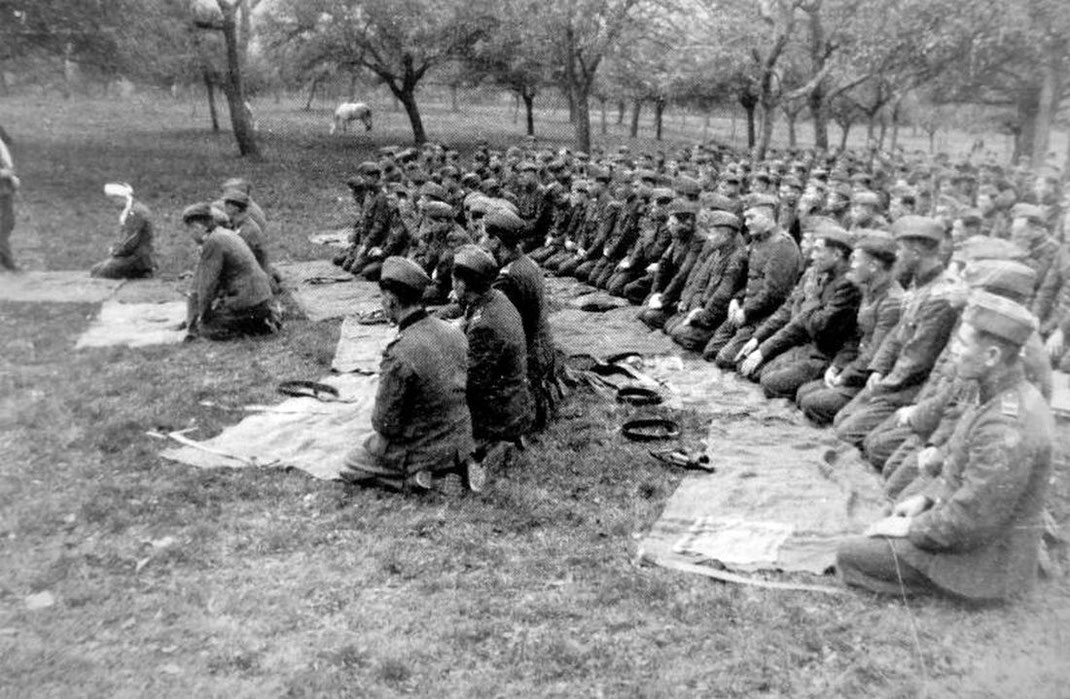 Vojnici Turkestanske legije Wehrmachta obavljaju namaz