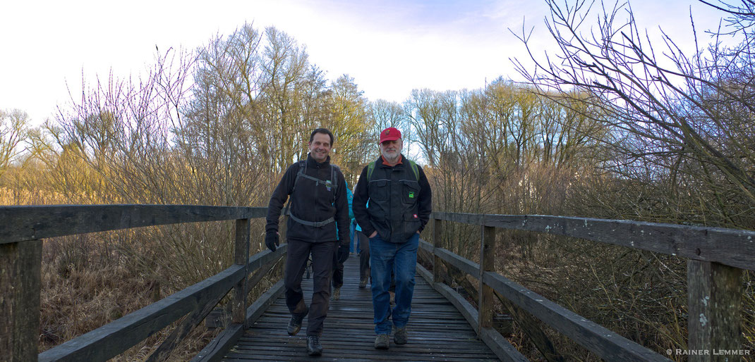 Steg am Dreifelder Weiher mit WW-Steig Wanderern