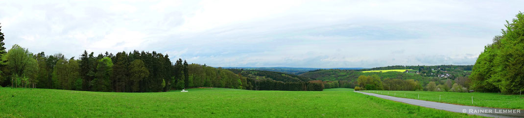 Ganz weit im Hintergrund sieht man den Aussichtsturm auf dem Beulskopf 