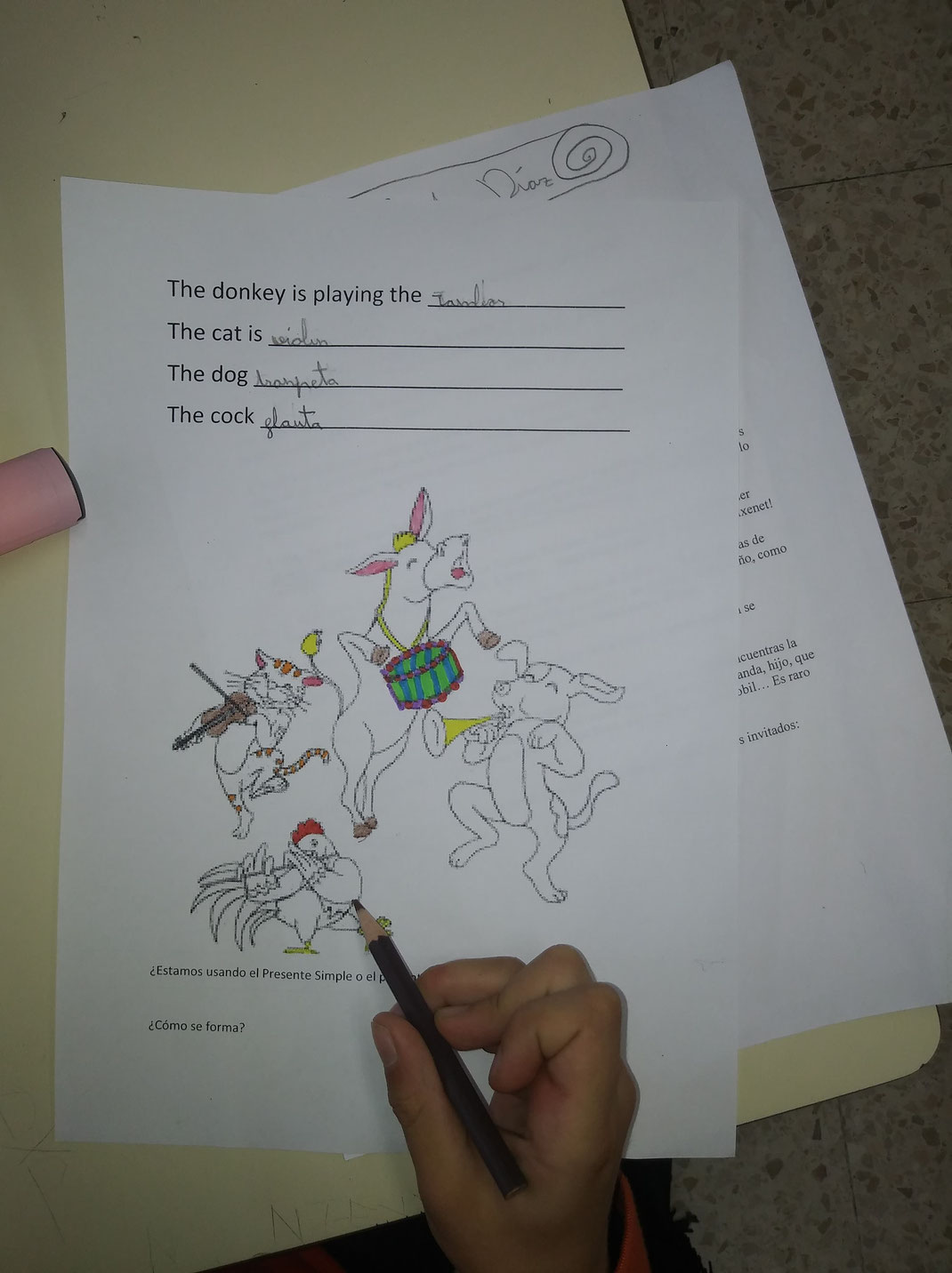 CAJA MÁGICA. Los alumnos de 1 y 2 de primaria de San Benito han dibujado a los musicos de Bremen. los maestros de educación física han colaborado con una orquesta (ver VIDEO ORQUESTA)