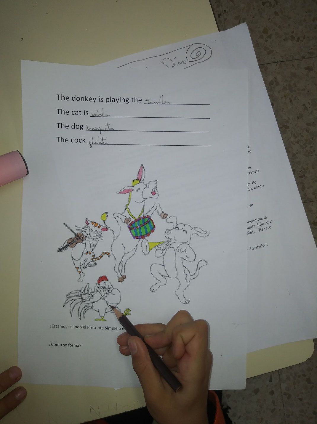 CAJA MÁGICA. Los alumnos de 1 y 2 de primaria de San Rafael han dibujado a los musicos de Bremen. los maestros de educación física han colaborado con una orquesta (ver VIDEO ORQUESTA)