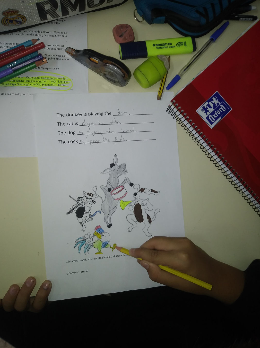 CAJA MÁGICA. Los alumnos de 3 y 4 de primaria de San Benito han dibujado a los musicos de Bremen. los maestros de educación física han colaborado con una orquesta (ver VIDEO ORQUESTA)