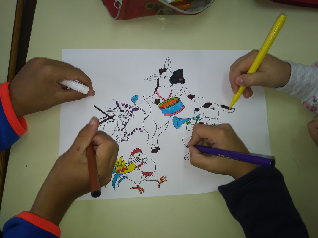 CAJA MÁGICA. Los alumnos de infantil de San Rafael han dibujado a los musicos de Bremen. los maestros de educación física han colaborado con una orquesta (ver VIDEO ORQUESTA)
