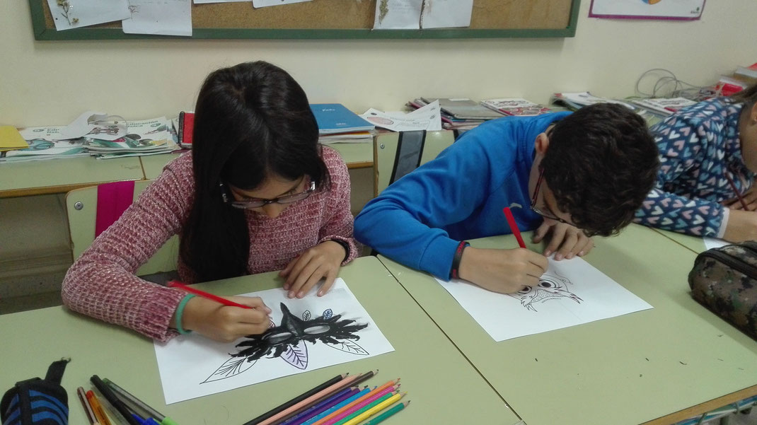 LOS ALUMNOS DE PRIMARIA CREAN SUS MÁSCARAS. LOS PROFESORES DE PRIMARIA HAN COLABORADO CON LA CREACIÓN DE ÉSTAS. CON ESTAS CARETAS HAREMOS EL JUEGO DE QUIEN ES QUIEN QUE PUEDEN VER EN LA SECCION DE VIDEOS "HALLOWEEN GAME". 