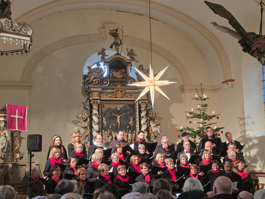 Aufnahme von unserem Weihnachtskonzert 2025 in Bandelow. Wir erhielten Unterstützung von Gastsängerinnen und -sängern.
