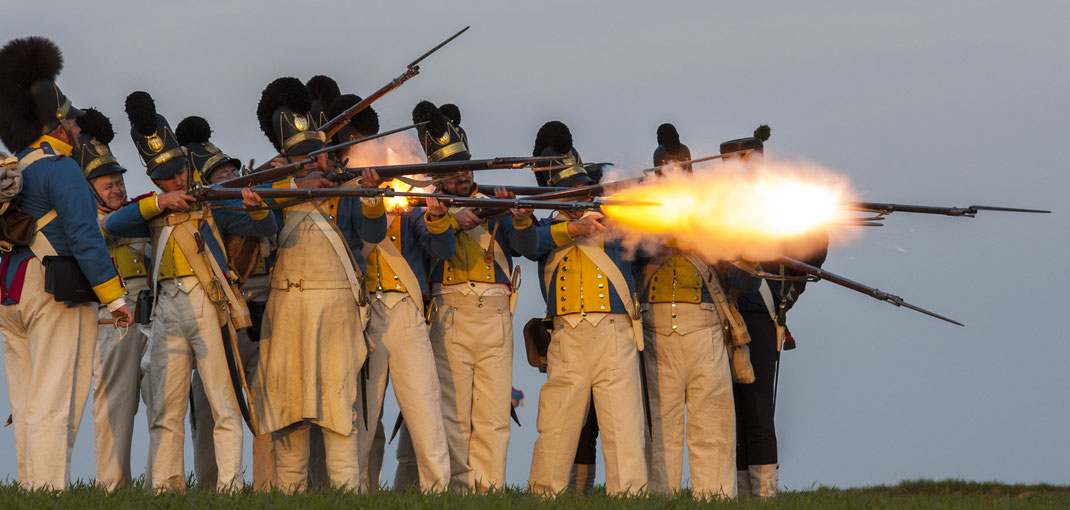 4. Linieninfanterieregiment 4. Linien Infanterie Regiment 4-LIR 4.-LIR 4. LIR königlich baierisch bayerisch bayrisch Schlacht bei Eggmühl Napoleon_Napoleonik Salve Feuer Schuss Gewehr Pulver Vorderlader Eggmühl Reenactment Schierling Artillerie Bataillon 